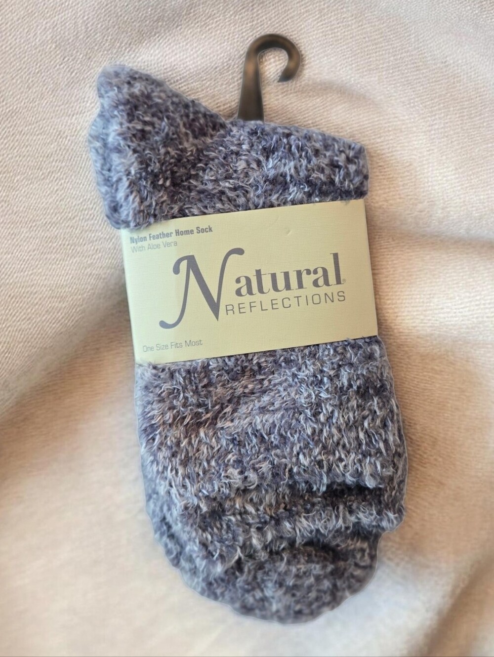 Natural Reflections Women's Plush Gray & White Socks Infused with Aloe Vera NWT